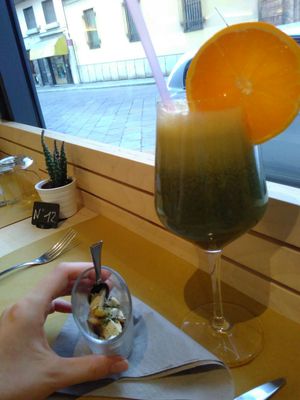 Fresh juice with spirulina and an apetizer at O'Vita in Parma