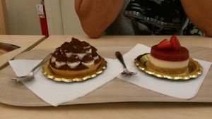 Tiramisu e cheesecake alle fragole at Universo Vegano - Solferino in Milan