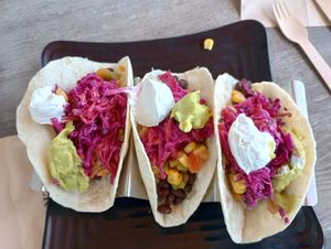 Tacos Pura vida (w/vegan chicken, beans, mango salsa, slaw, guac, vegan sour cream at Copper Branch in Brossard