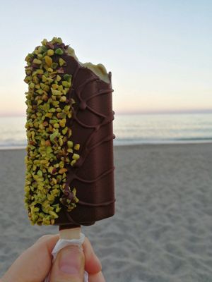 Vegan pistacio icecream with dark chocolate and pistacio drizzles at Stickhouse in Fuengirola