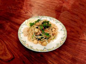 Tofu Fried Noodle (Pathai) at Khuanjai Thai in Osaka