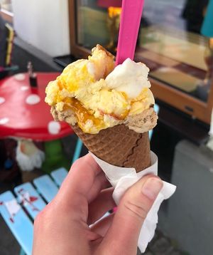 Bier (vegan), gebrannte Mandel, bayerische Creme  at Der Verrueckte Eismacher in Munich