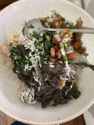 Primeira vez prova do a feijoada. Pedi 2 porções que vão render 4 e ainda vem completinha com gosto de comida caseira. Nota 10.  at Donna Laura Doces e Salgados in Porto Alegre