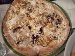 Pizza tartufata at Felice Ristorante Pizzeria in Lucca