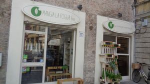 Front window and entrance. at Mangia la Foglia Bio  in Parma