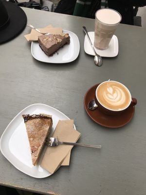 Vegan apple cake + vegan chocolate / salted date caramel cake at Bell and Beans in Lueneburg