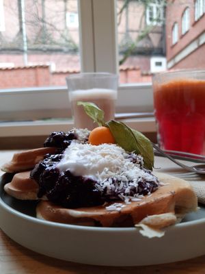 Blåbær Pandekager, Chai Latte und ein Refresher at Bell and Beans in Lueneburg