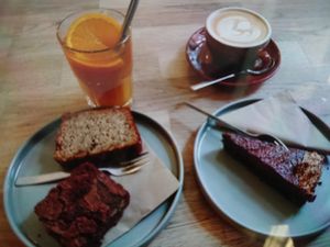 Bananabread, Brownie with walnuts and chocolate cake with Dattel coconut cream at Bell and Beans in Lueneburg