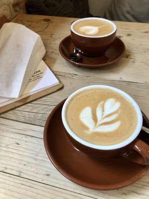 Vorne im Bild Cappuccino mit Oatly  at Bell and Beans in Lueneburg