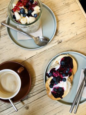 Dinkelpancakes mit Blaubeersoße und Kokosjoghurt sowie Bircher Müsli  at Bell and Beans in Lueneburg