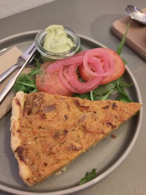 Vegane Quiche at Bell and Beans in Lueneburg