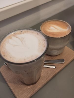 Chai Latte und Cappuccino at Bell and Beans in Lueneburg