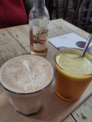 Chai Latte und frischer Saft at Bell and Beans in Lueneburg