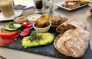 veganes Frühstück: Auberginen-Aufstrich, vegane Basilikum-Majonaise, Schoko-Nuss-Aufstrich (mega lecker) und gesunde Beilagen. at Bell and Beans in Lueneburg