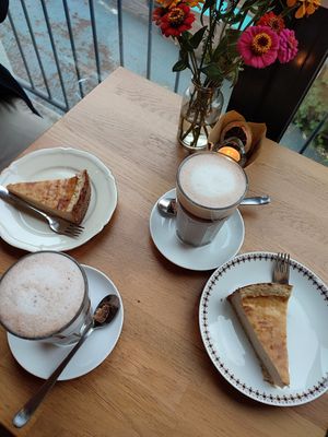 Veganer Käsekuchen und Heiße Schokolade at Pausenraum in Freiburg