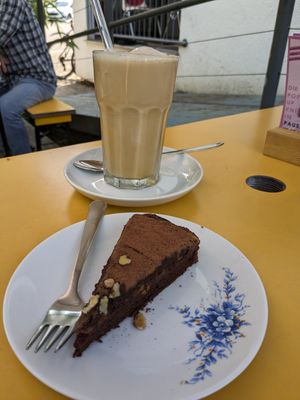Veganer Eiscafé mit leckerem Kuchen. Perfekte Sommer- WE- Radtourpause;) at Pausenraum in Freiburg