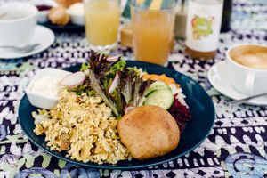Vegan breakfast: tofu scramble with bread and fresh salat at Pausenraum in Freiburg