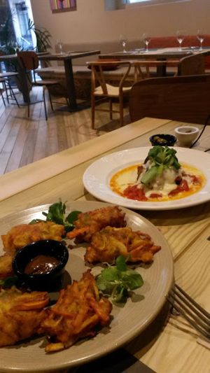 Pakoras and involtini starers at BodhiGreen Vegetariano in Alicante