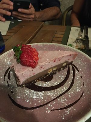 Dessert with strawberry and hazelnut cream at BodhiGreen Vegetariano in Alicante