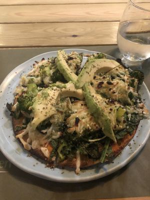 Pizza Verde veganized (with vegan cheese) at BodhiGreen Vegetariano in Alicante