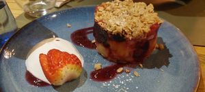 Crumble de manzana at BodhiGreen Vegetariano in Alicante
