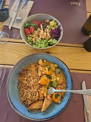Poke bowl and Thai curry at Beet Vegetariano in Alicante