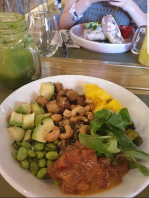 Bowl y rollitos at BodhiGreen Vegetariano in Alicante