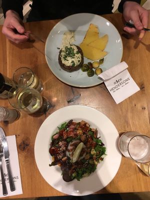 Veganes Haggis und die Teriyaki Buddha Bowl at Henderson's Vegan in Edinburgh