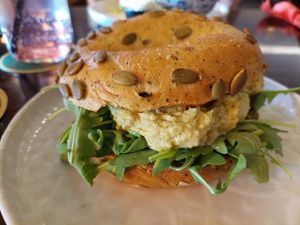 Avokado bagel at Granola Company in Graz