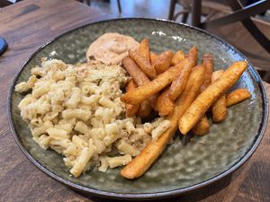 Mac & cheese and chips (carb overload 😂) #Veganuary at Smith & Deli in Collingwood