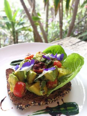 Glutenfree vegan Avocado Toast at Smoothie Shop in Jimbaran