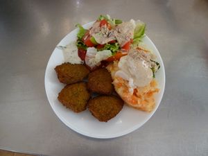 Falafels with rice and mixed salad at Encanto Natural in Tavira