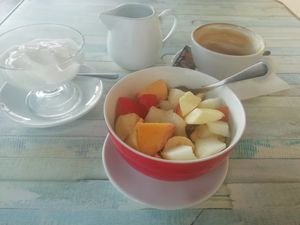 Desayuno café con leche, müesli con frutas (con leche de almendras), y yogurt griego (no vegano desafortunadamente) at La Frontera in Fisterra