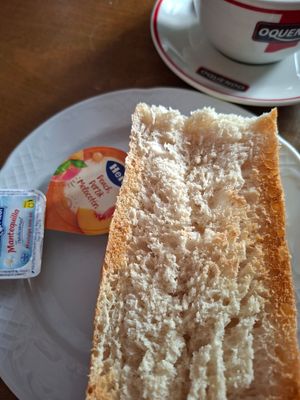 Toastada mit Butter und Marmelade at La Frontera in Fisterra