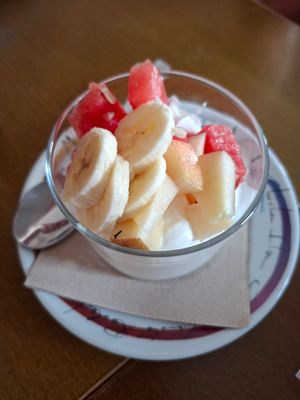 Griechischer Yoghurt mit Früchten at La Frontera in Fisterra