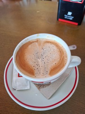 Kaffee mit Hafermilch at La Frontera in Fisterra