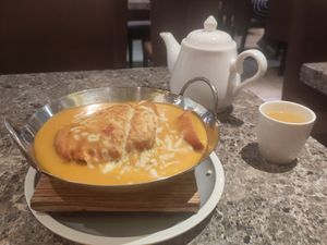 Tasty baked rice with vegetarian pork in a thick pumpkin Sauce and with free tea at Green Veggie 天然齋 in Hong Kong Island