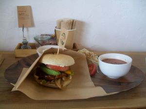 veggie burger set at Simme in Ise