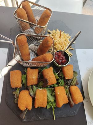 croquetes i trianglets de formatge at La Cuchara Veggie in A Coruna