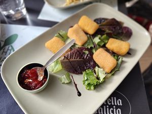 Triángulos de keso estilo Camembert at La Cuchara Veggie in A Coruna