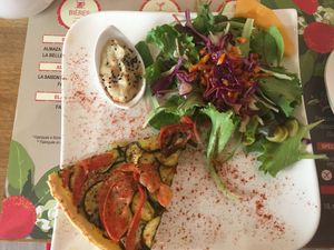 Un plat du jour coloré et délicieux at L'Arbousier in Nimes