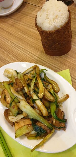 Tofu, "boeuf" et légumes sautés, riz gluant at Vege Saveurs in Paris