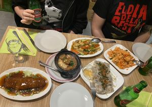 Canard laqué, raviolis vietnamiens, riz thai, poulet gingembre, tofu piquant  at Vege Saveurs in Paris