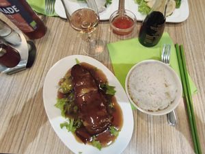 "Canard" laqué à la sauce brune, Riz nature at Vege Saveurs in Paris
