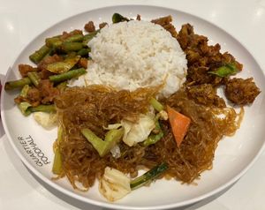 Rice with three side dishes /95 baht   at Walee - EM Quartier in Bangkok