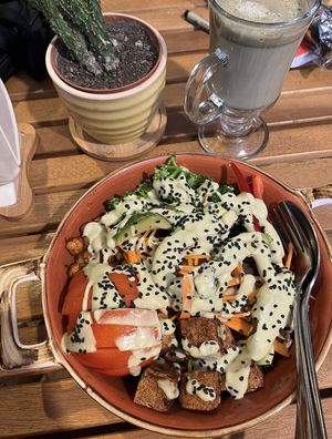 Боул и ужасный матча-латте  at Kiwi Vegan Cafe in Tbilisi