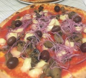 Vegan pizza with mushroom black olives and onion at Pizzeria Gardesana in Bussolengo