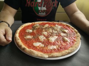 Pizza Adele, veganer Käse, Tomate, Oregano. at Pizzeria Gardesana in Bussolengo