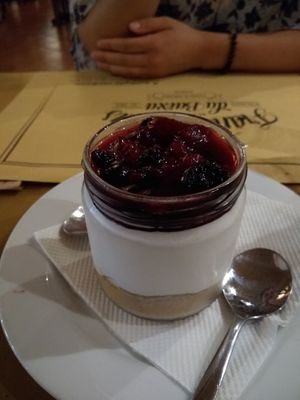 Vegan cheesecake at Francesinhas Al Forno da Baixa in Porto