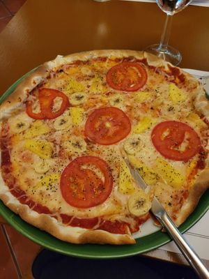 Vegan tropical pizza at Francesinhas Al Forno da Baixa in Porto